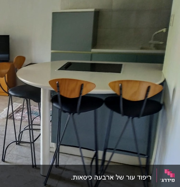 דלפק עגול עם כיסאות גבוהים במטבח מודרני